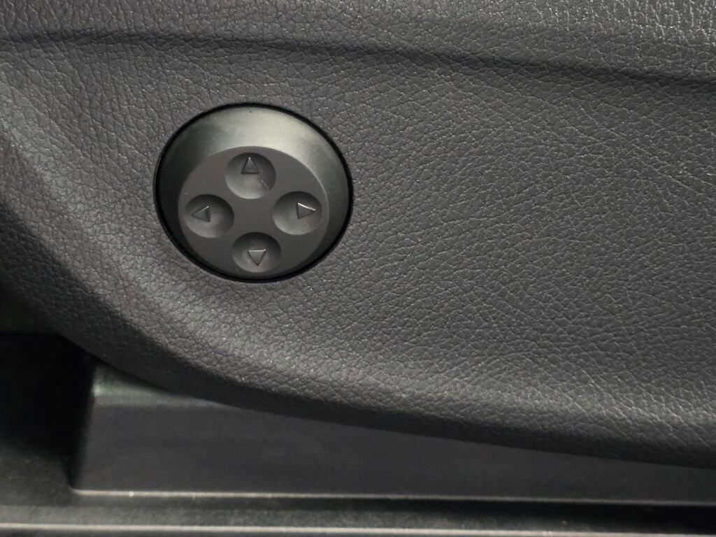 Used 2025 Mercedes-Benz GLE 350 4MATIC w/ Driver Assistance Package image 38