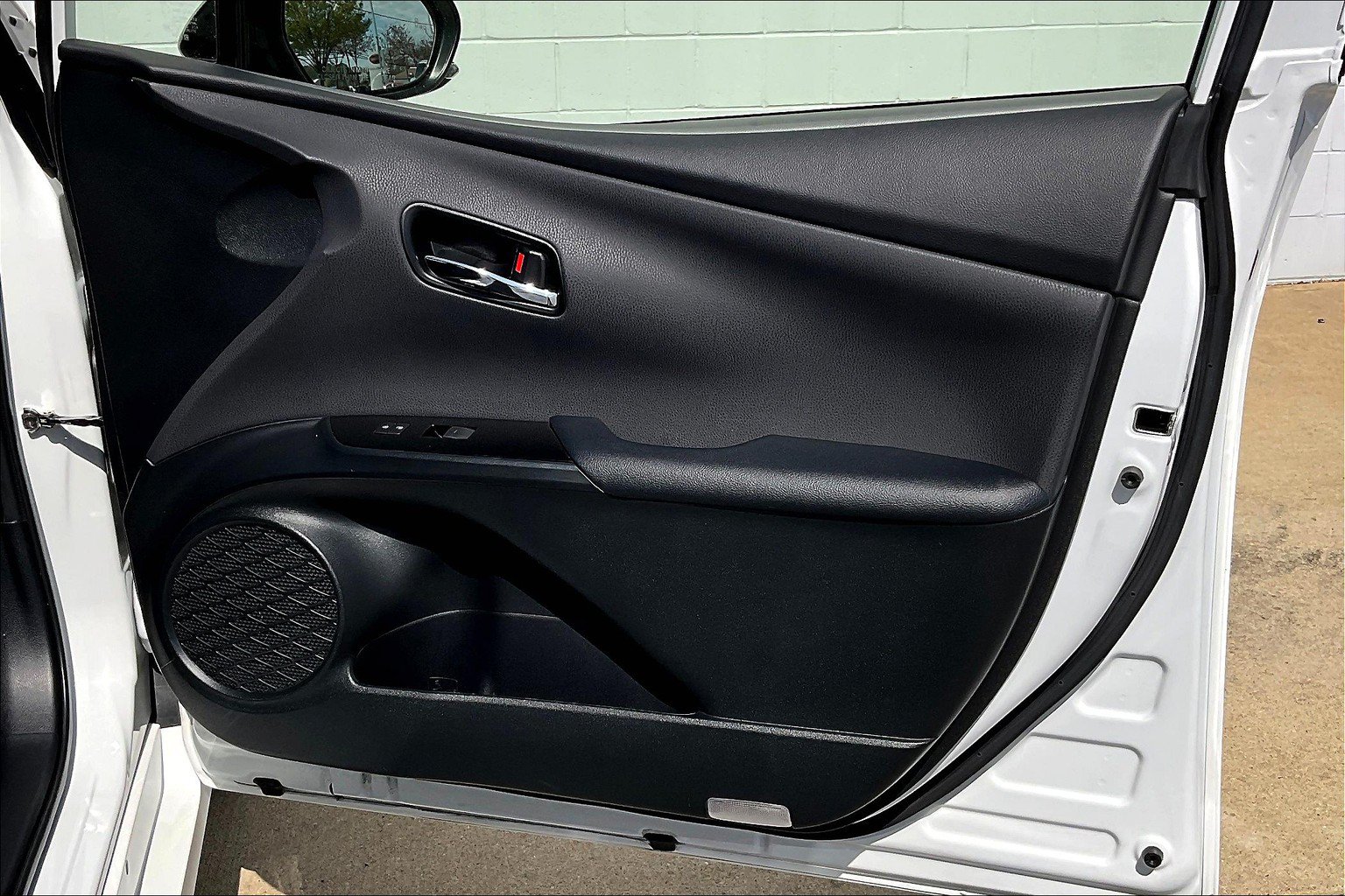 Used 2022 Toyota Prius AWD image 28