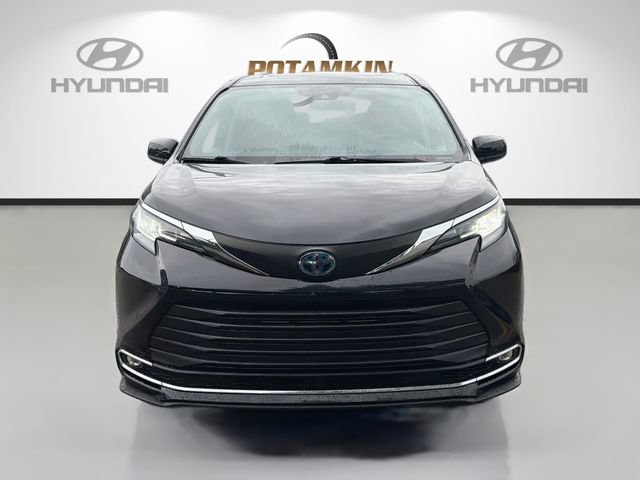 Used 2021 Toyota Sienna XLE FWD image 2