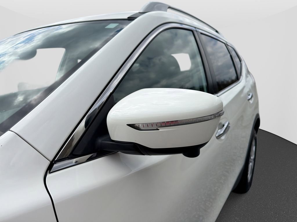 Used 2015 Nissan Rogue SV w/ SV Premium Package image 11