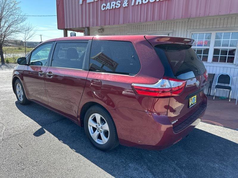 Used 2015 Toyota Sienna L image 10