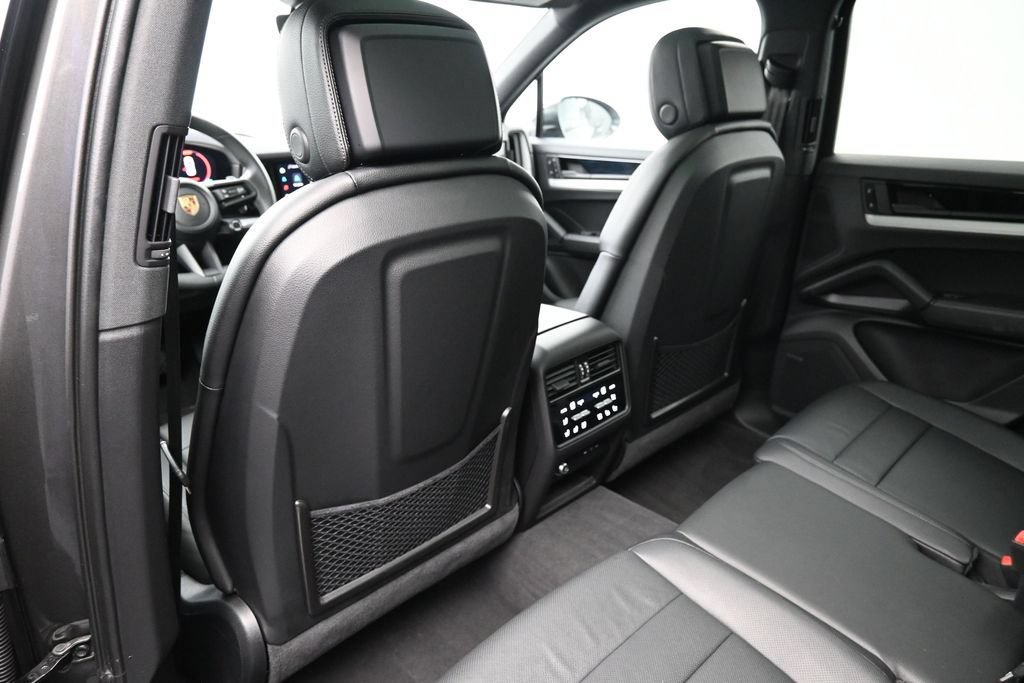 Certified 2025 Porsche Cayenne AWD/4WD image 8