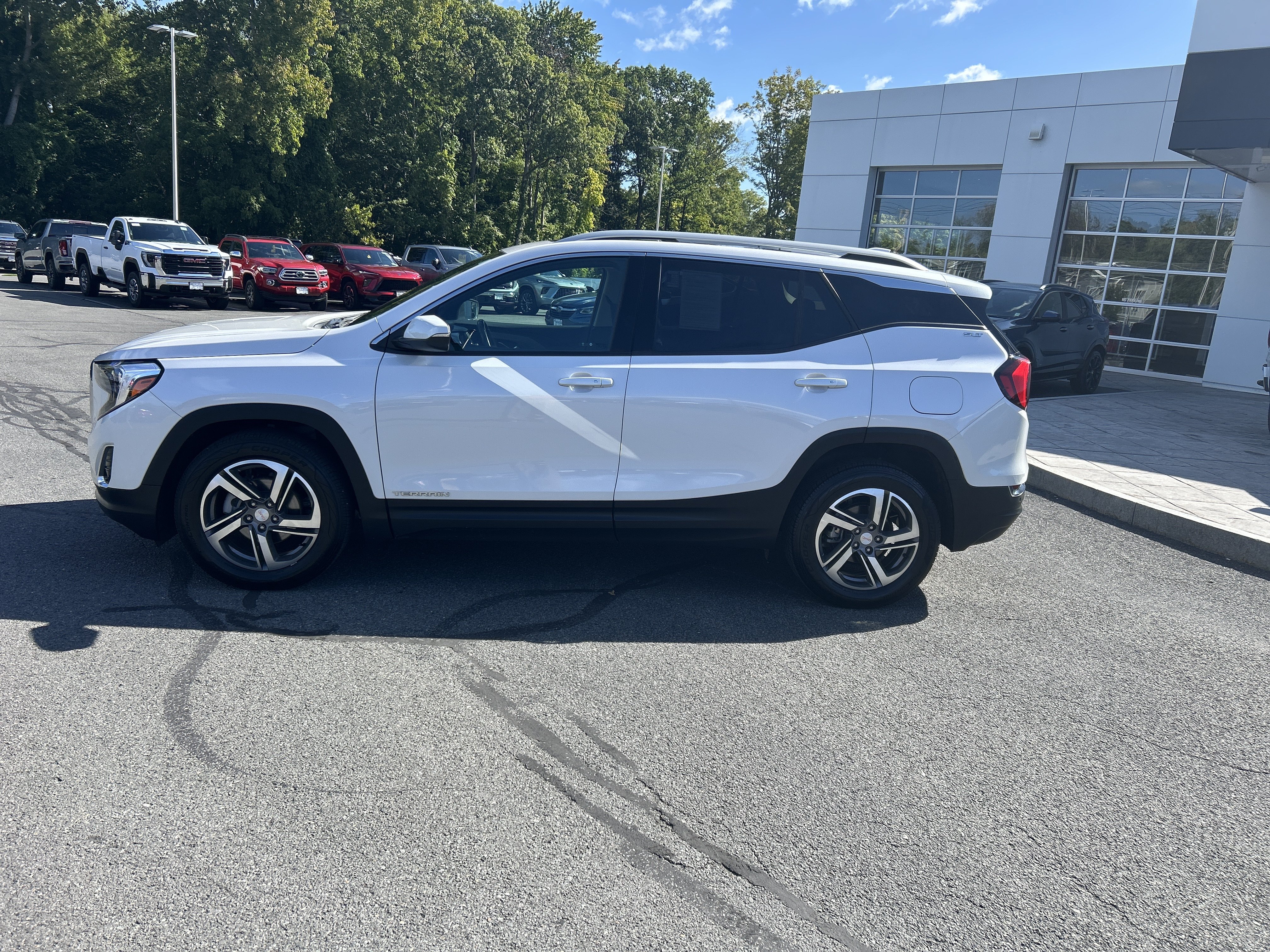 Certified 2021 GMC Terrain SLT w/ Infotainment Package II AWD/4WD image 2