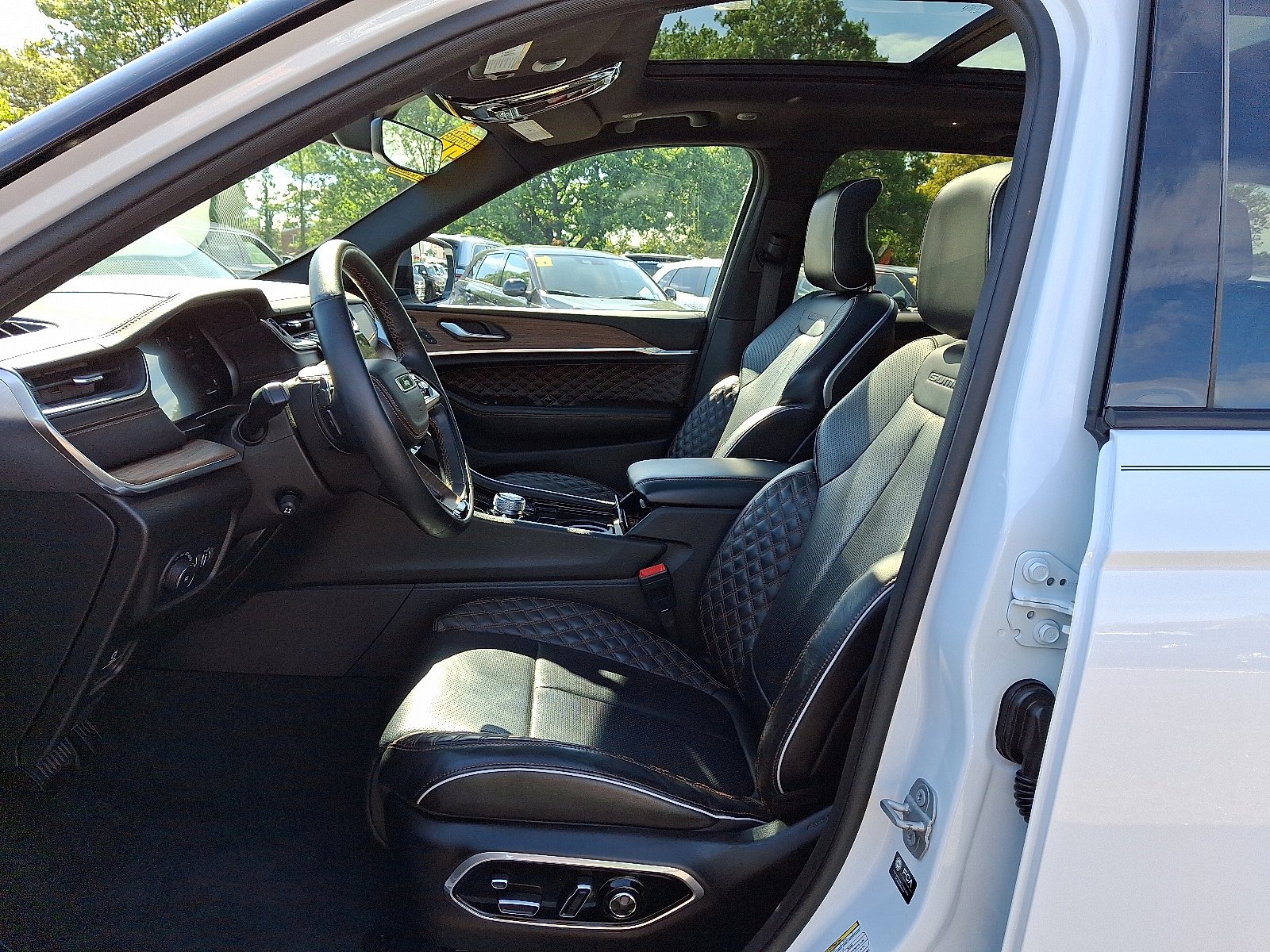 Used 2022 Jeep Grand Cherokee Summit AWD/4WD image 13