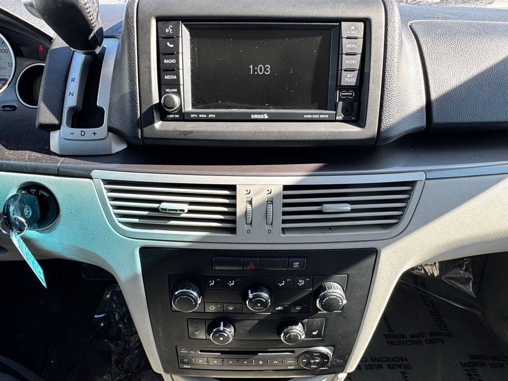 Used 2010 Volkswagen Routan SE image 11