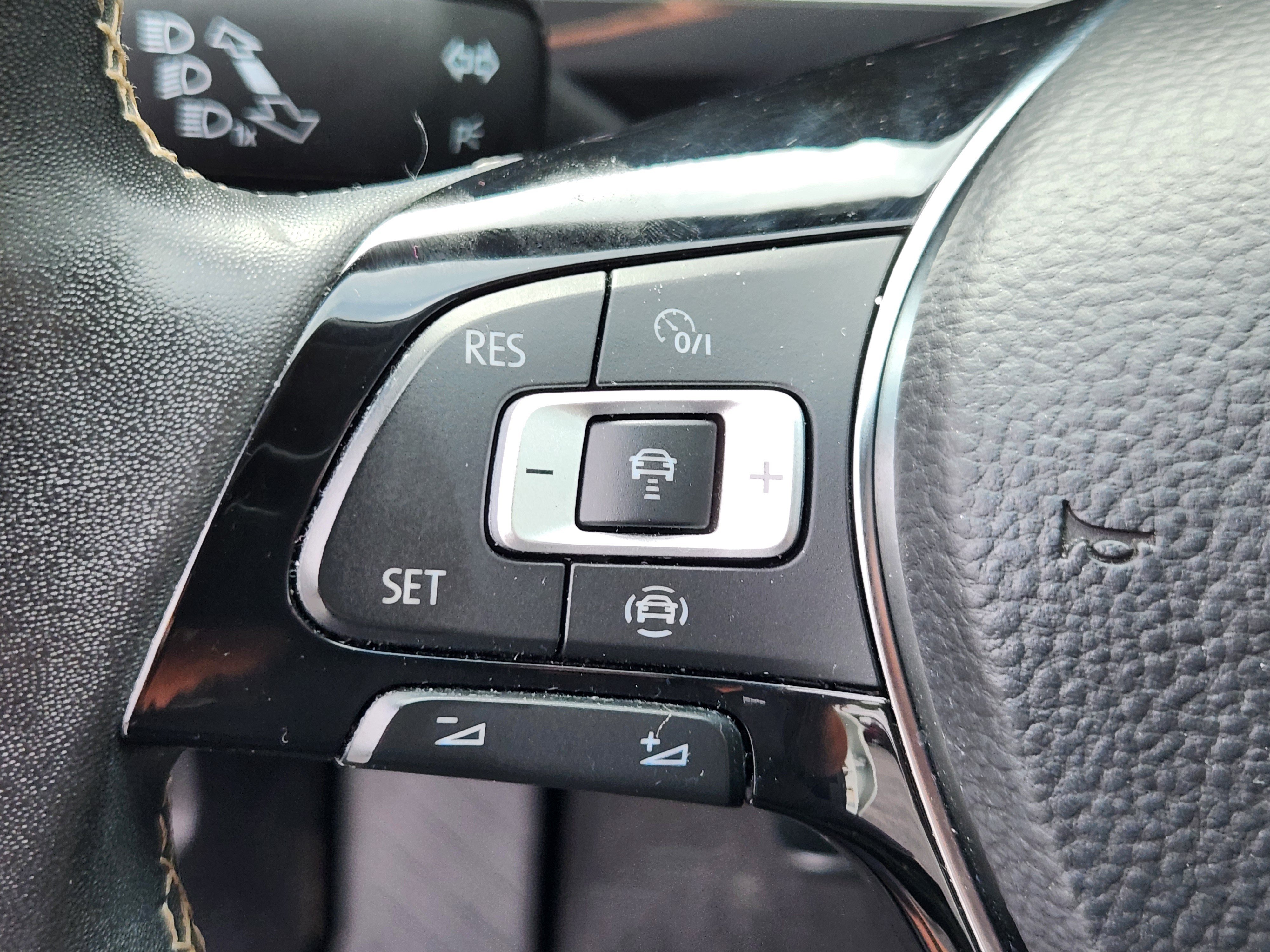 Used 2021 Volkswagen Tiguan SEL AWD/4WD image 24