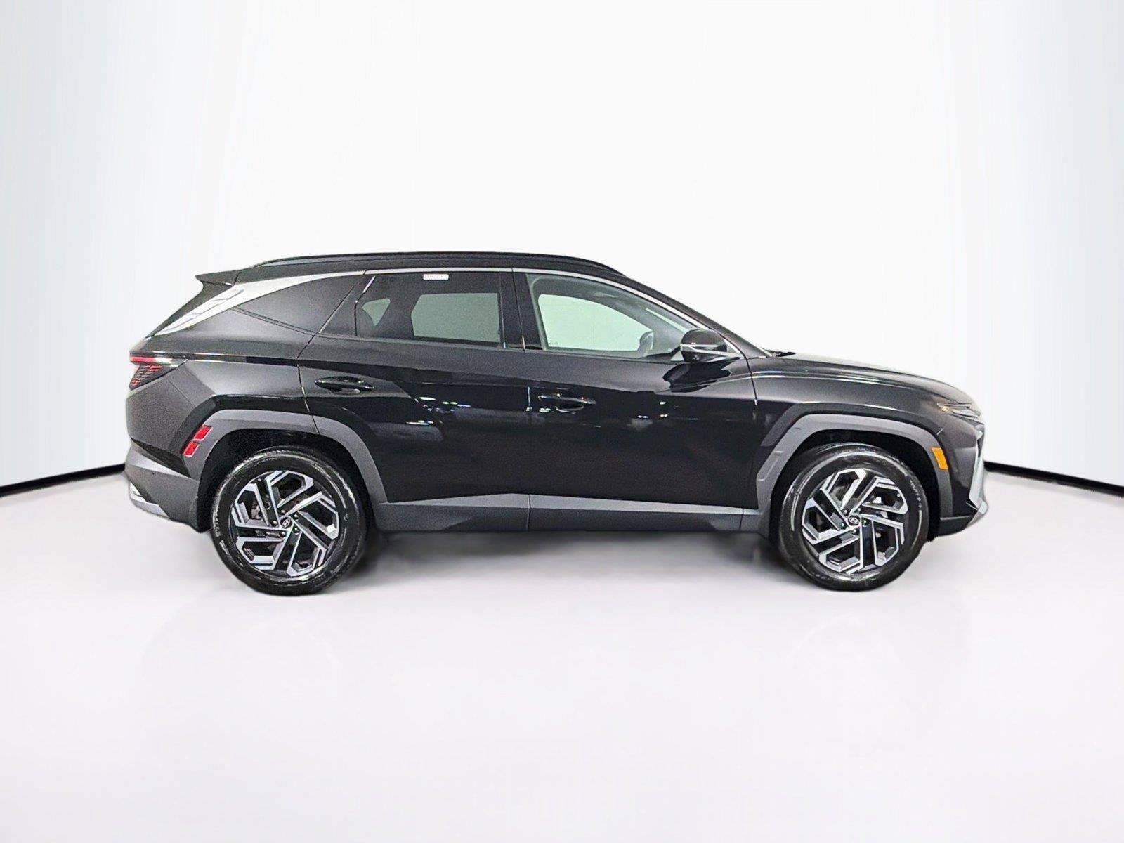 Used 2025 Hyundai Tucson Limited AWD/4WD image 12