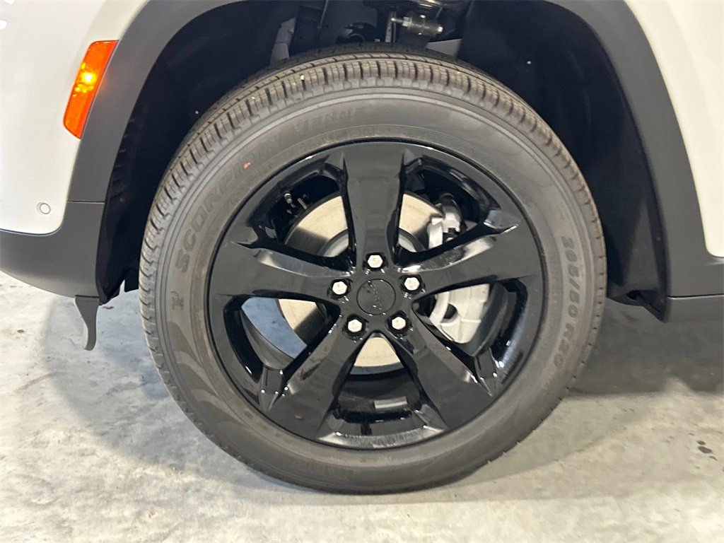 New 2025 Jeep Grand Cherokee Limited w/ Luxury Tech Group II image 11