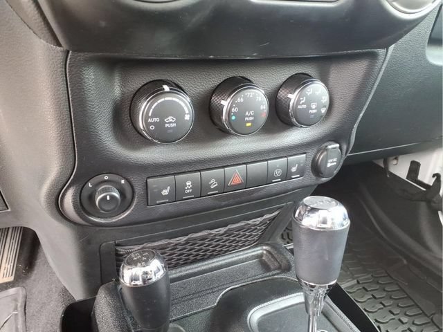 Used 2018 Jeep Wrangler Unlimited Sahara w/ Connectivity Group AWD/4WD image 26