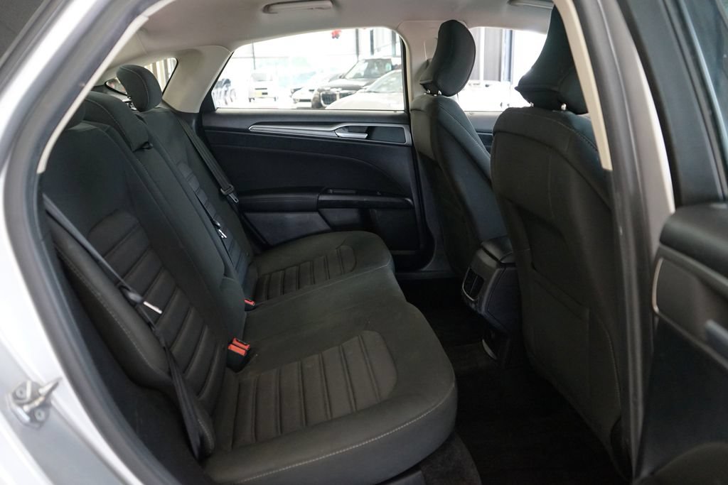 Used 2018 Ford Fusion SE w/ Fusion SE Technology Package FWD image 12
