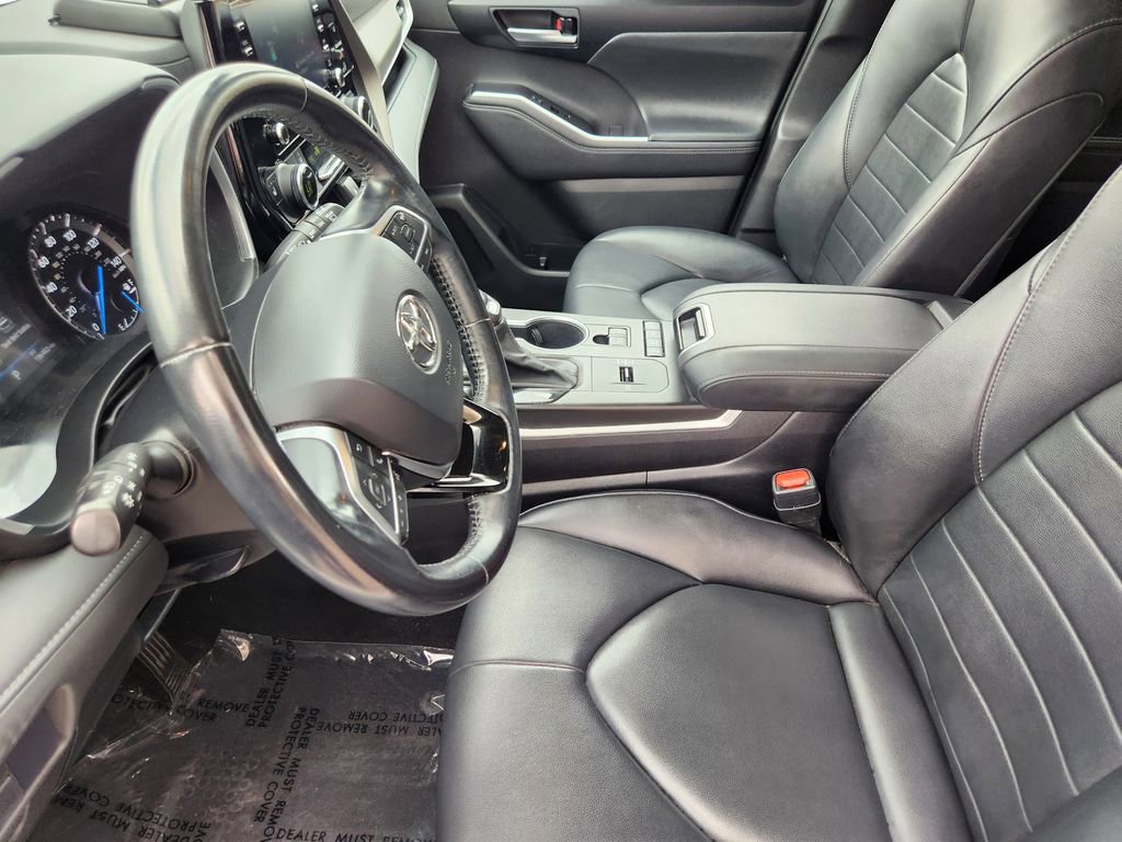 Used 2020 Toyota Highlander XLE AWD/4WD image 4