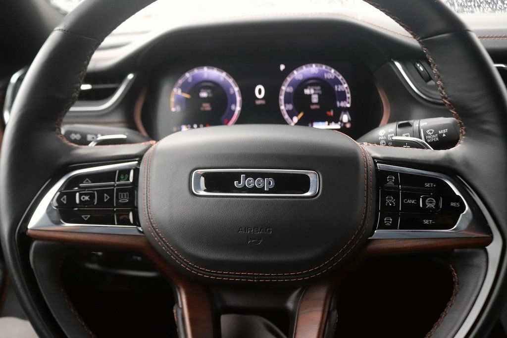 Used 2025 Jeep Grand Cherokee Summit AWD/4WD image 19