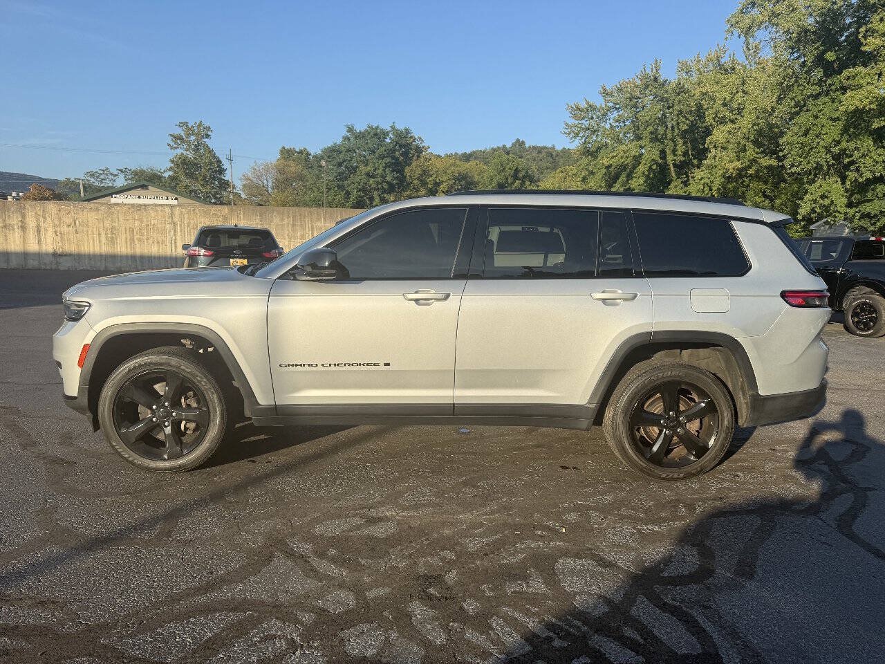Used 2023 Jeep Grand Cherokee L Laredo AWD/4WD image 5