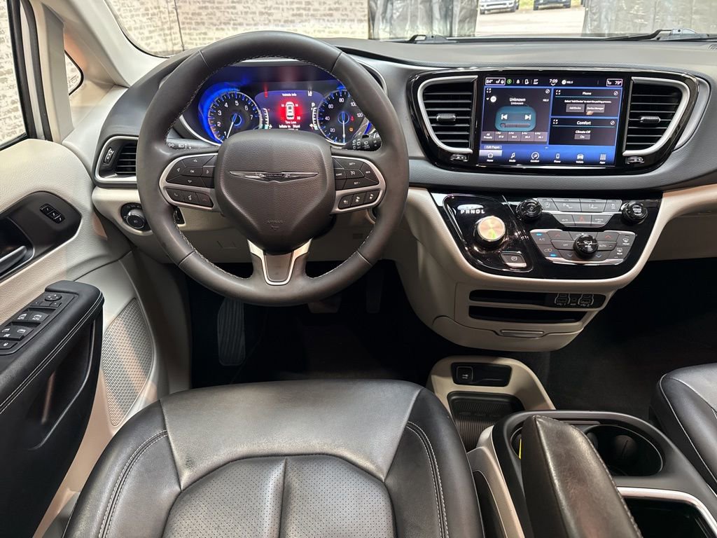 Used 2024 Chrysler Pacifica Touring-L image 20