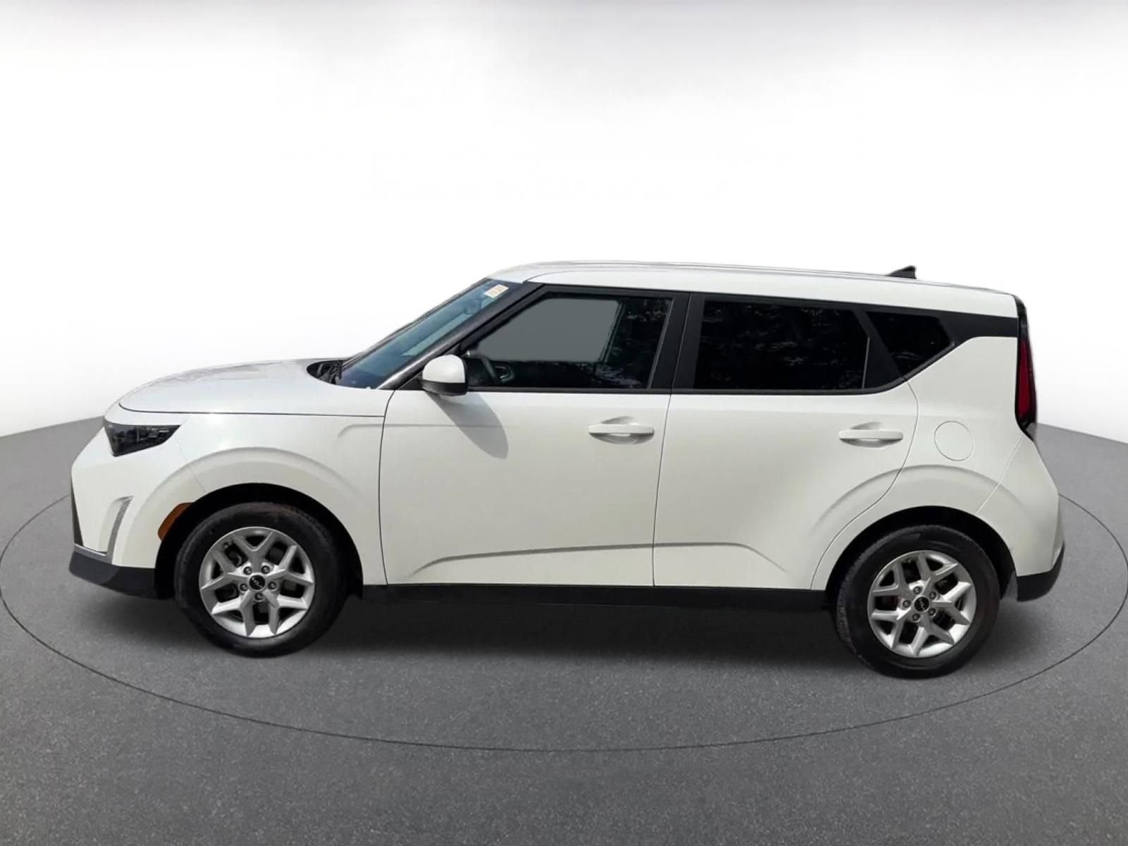 Used 2025 Kia Soul LX w/ LX Technology Package FWD image 8