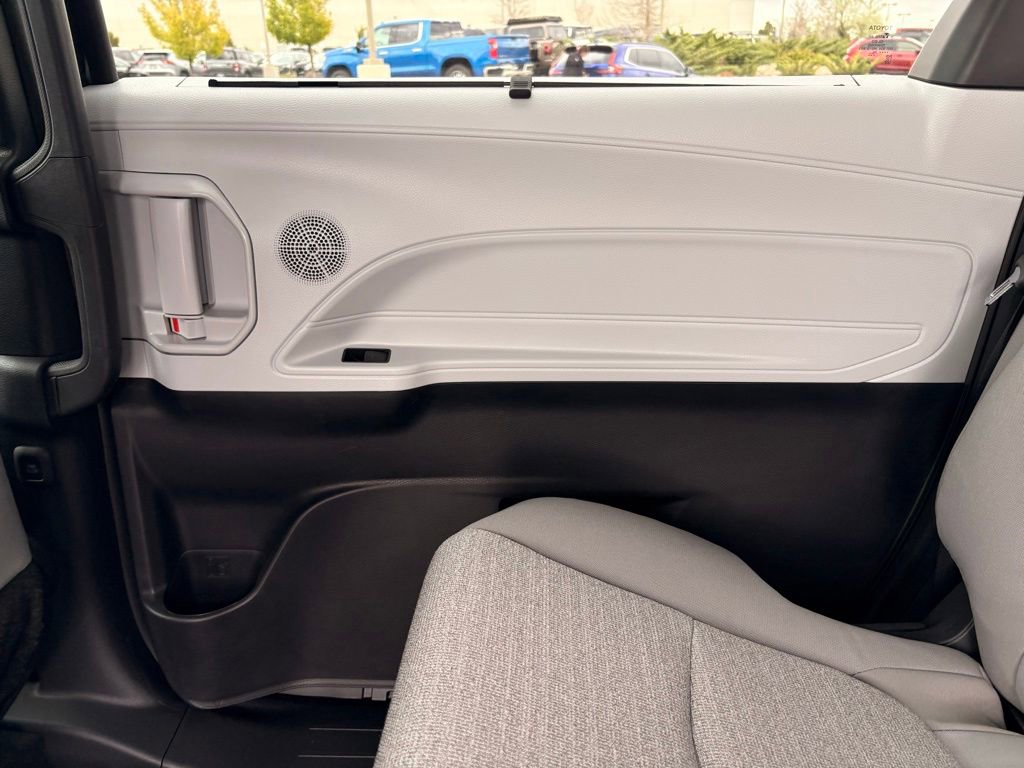 Used 2026 Toyota Sienna LE AWD/4WD image 23