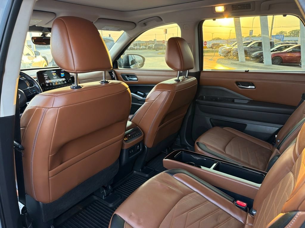 Used 2024 Nissan Pathfinder Platinum AWD/4WD image 17