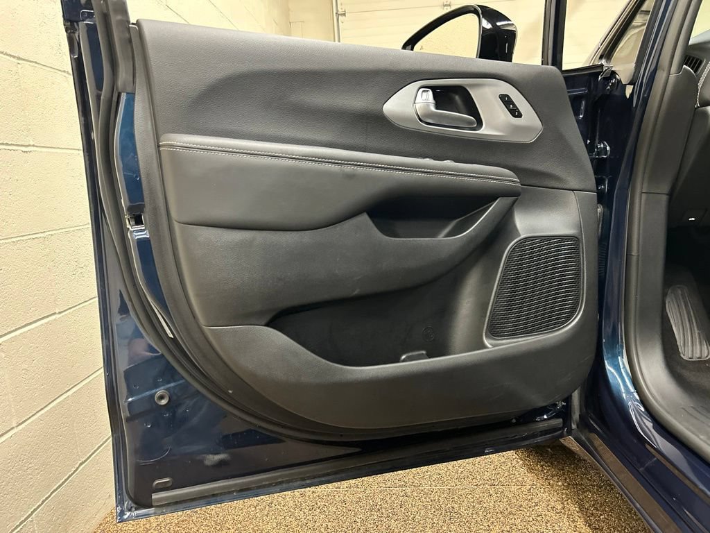 Used 2024 Chrysler Pacifica Touring-L w/ S Appearance Package FWD image 15