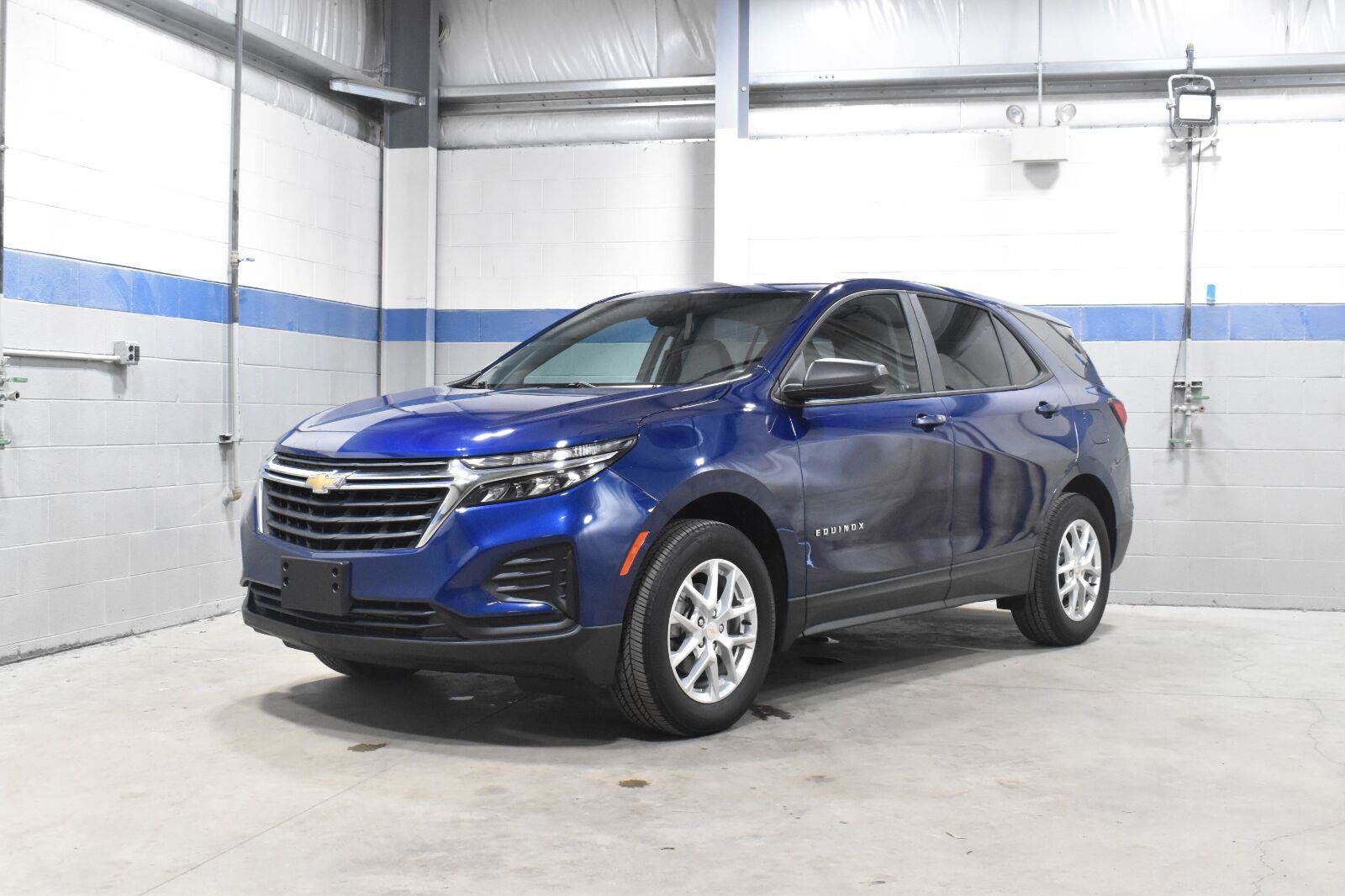Used 2023 Chevrolet Equinox LS w/ LS Convenience Package AWD/4WD image 2
