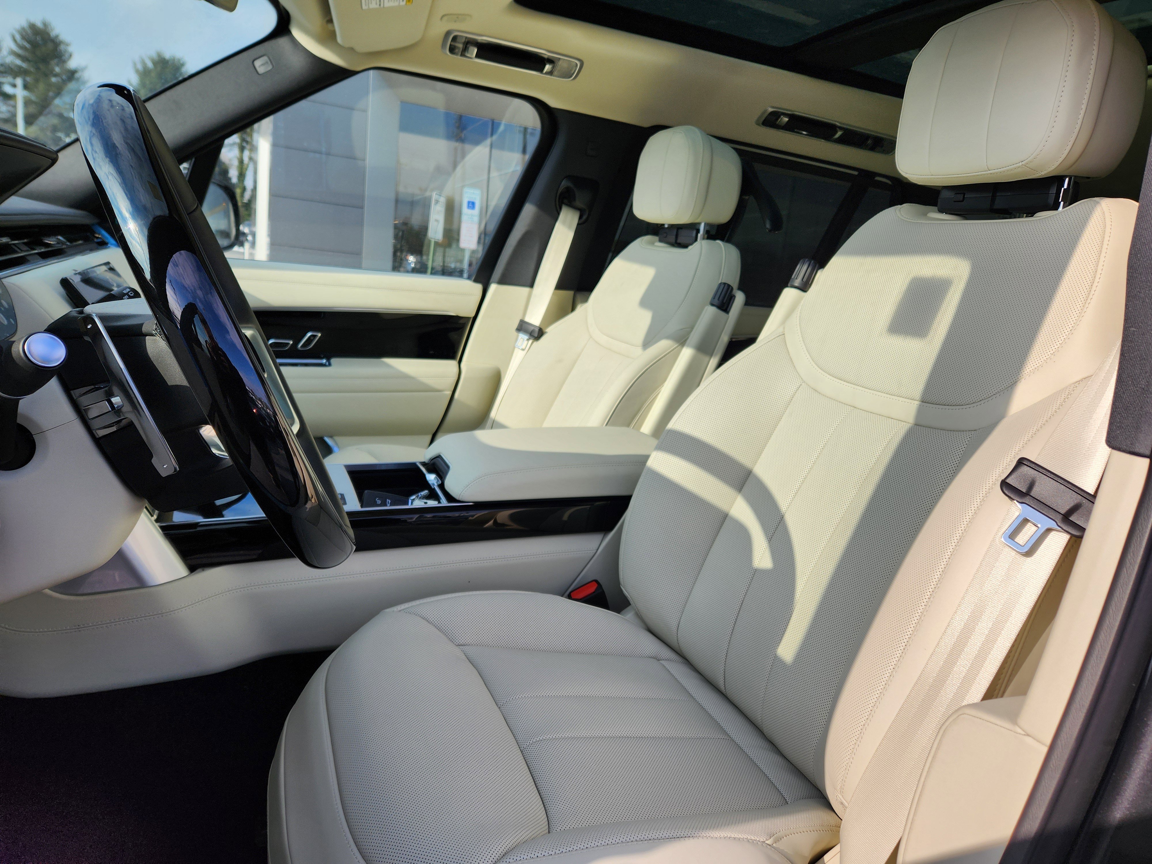 New 2026 Land Rover Range Rover Long Wheelbase SE image 8