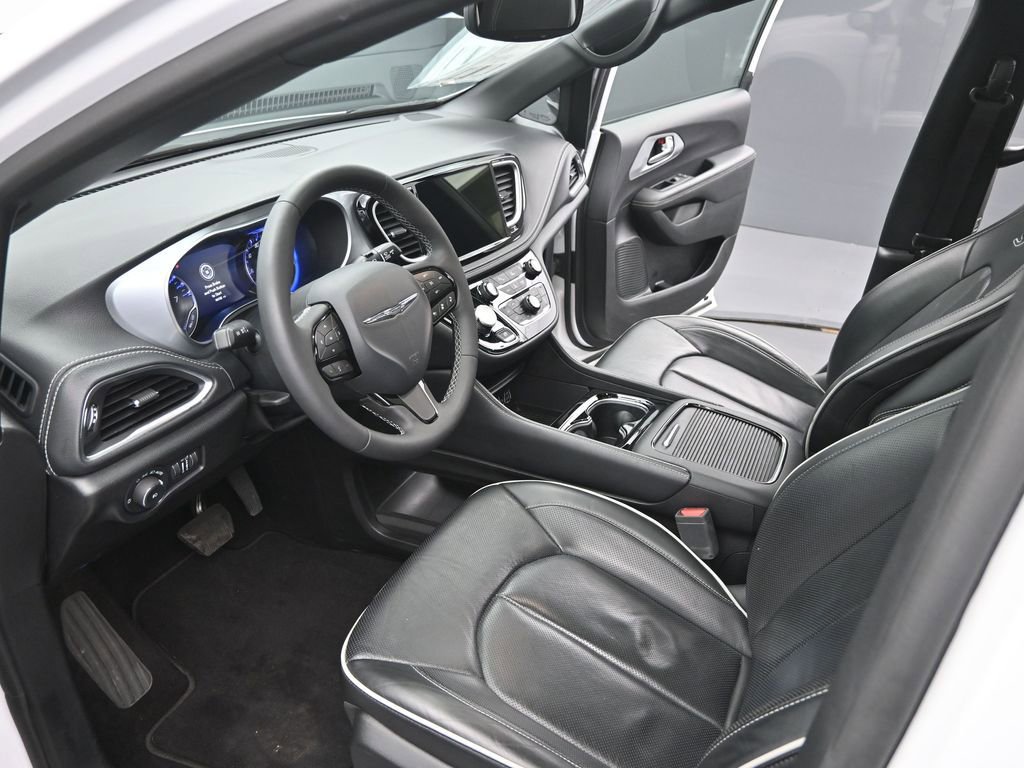 Used 2025 Chrysler Pacifica Limited image 9