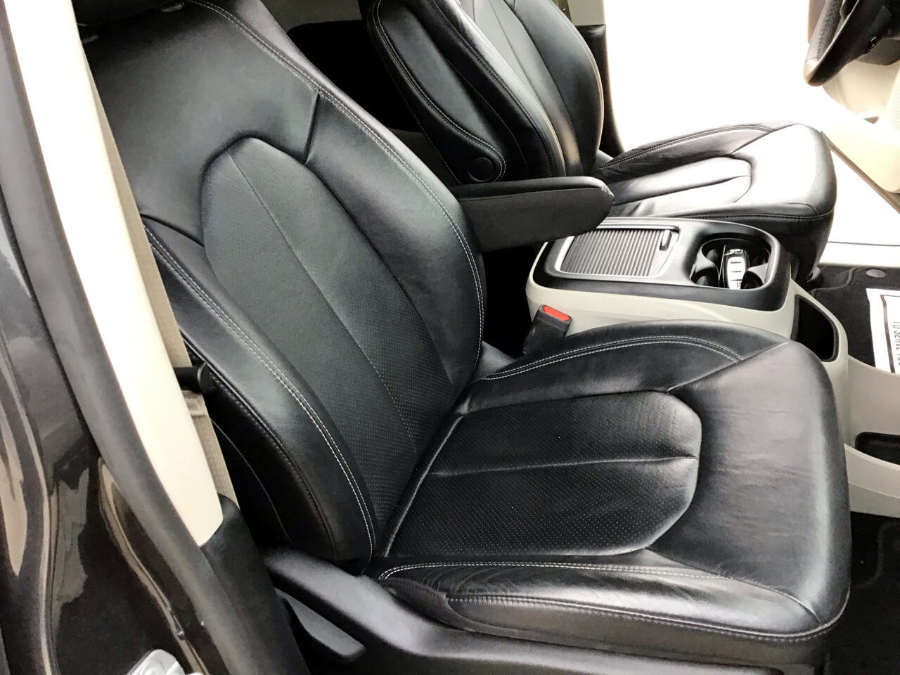 Used 2022 Chrysler Pacifica Touring-L image 38