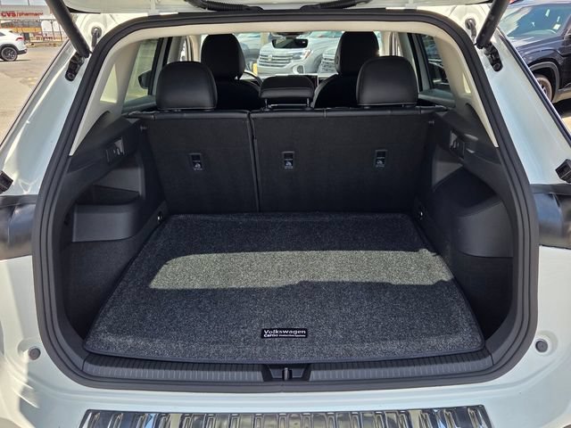 Certified 2025 Volkswagen Tiguan SE FWD image 12
