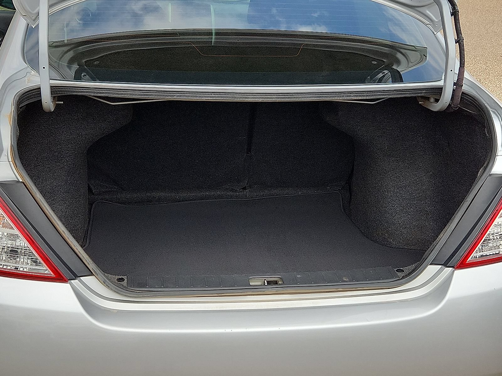 Used 2019 Nissan Versa SV FWD image 10
