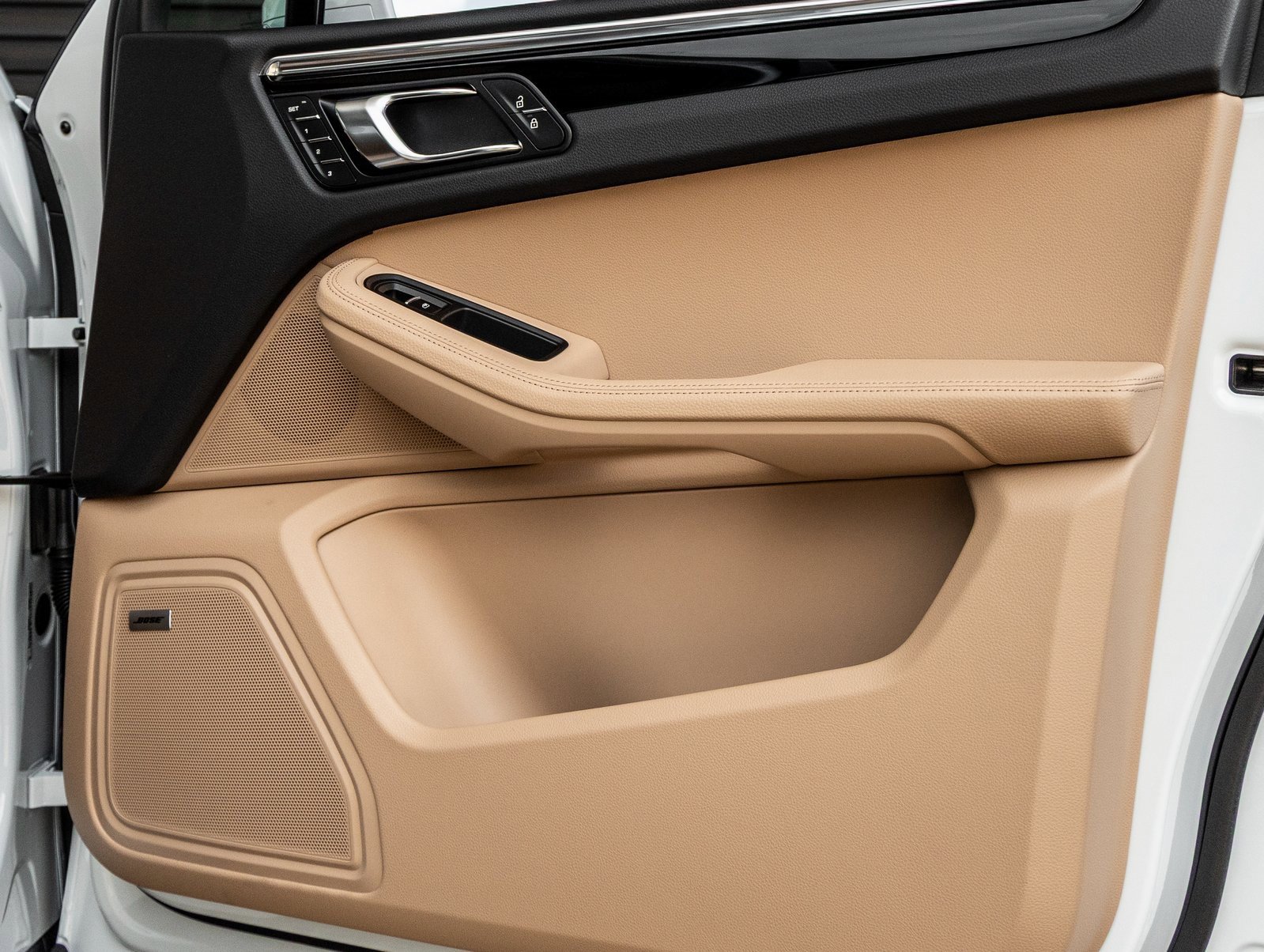 Used 2025 Porsche Macan image 38