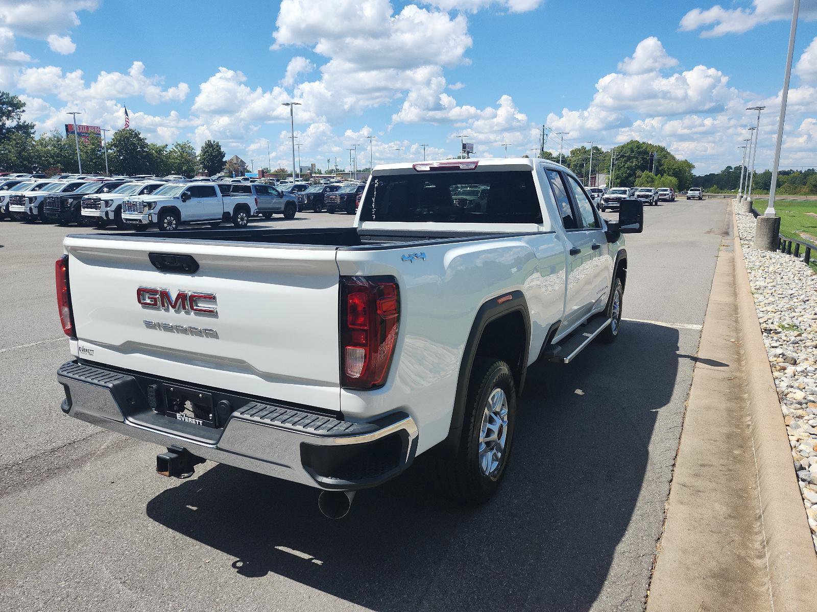 Used 2024 GMC Sierra 2500 Pro AWD/4WD image 3