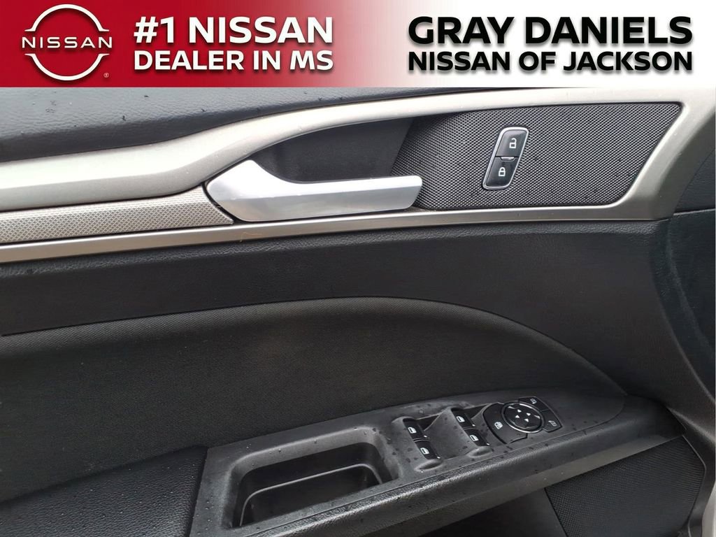 Used 2018 Ford Fusion SE w/ Fusion SE Technology Package FWD image 10