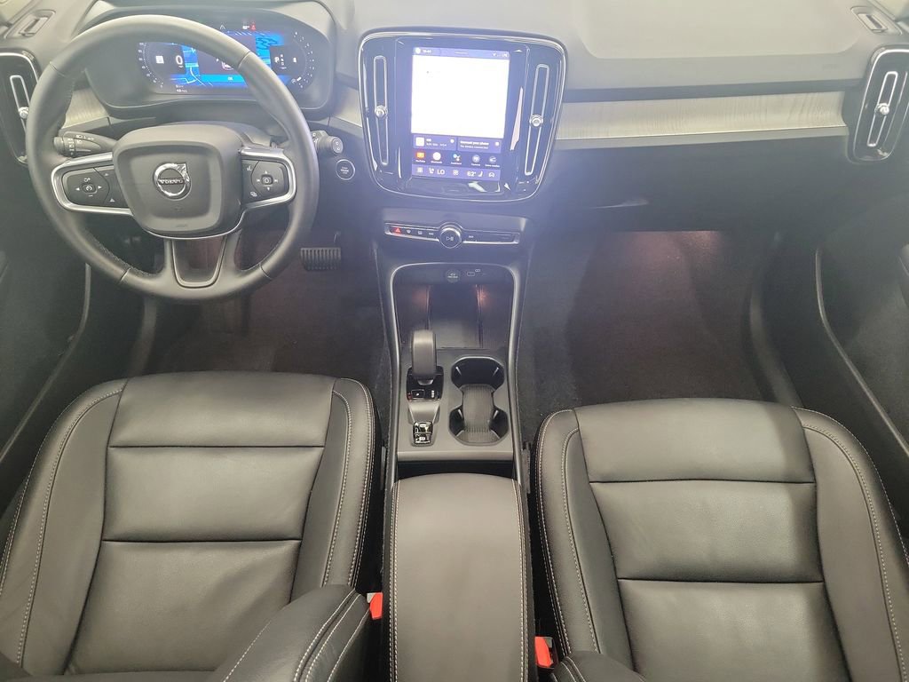 Used 2025 Volvo XC40 B5 Core image 16