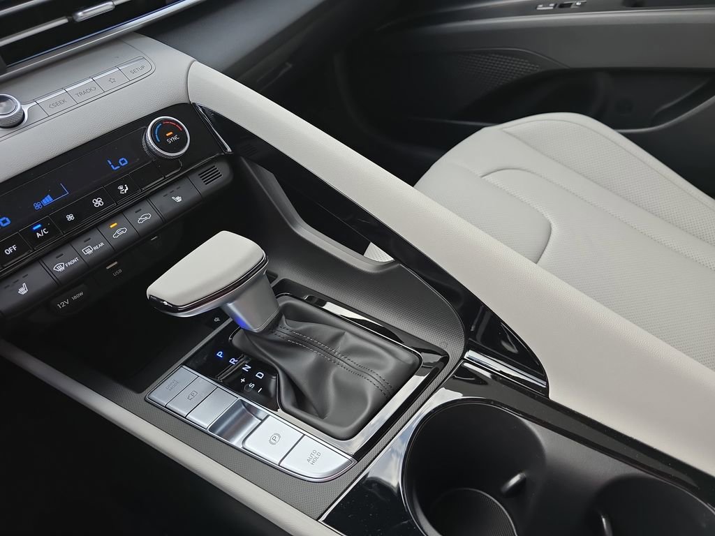 New 2026 Hyundai Elantra Limited image 24