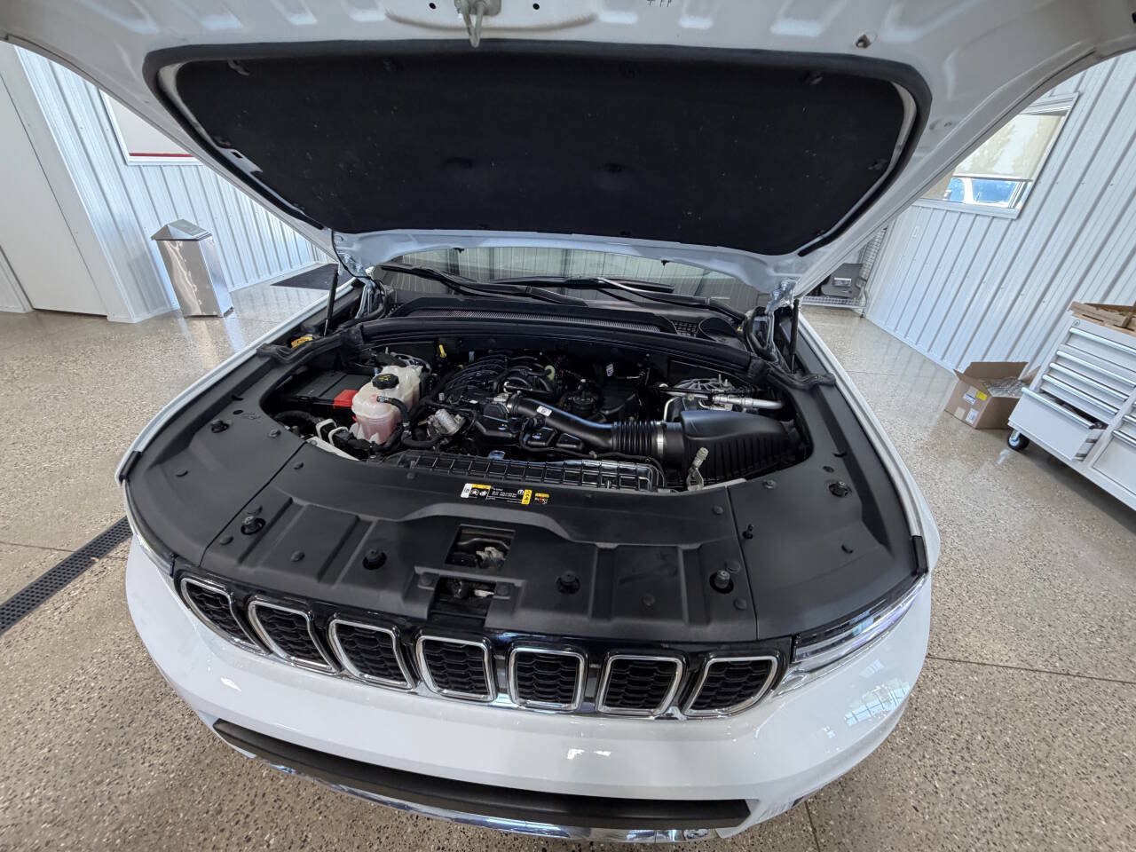 Used 2024 Jeep Grand Cherokee L Limited AWD/4WD image 9