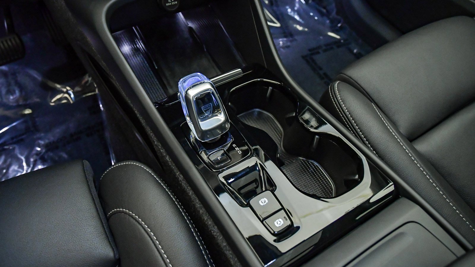 Certified 2025 Volvo XC40 B5 Ultra w/ Climate Package image 25