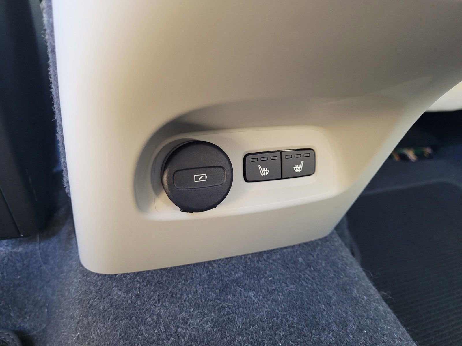 Certified 2024 Volvo XC40 B5 Ultimate w/ Climate Package image 14