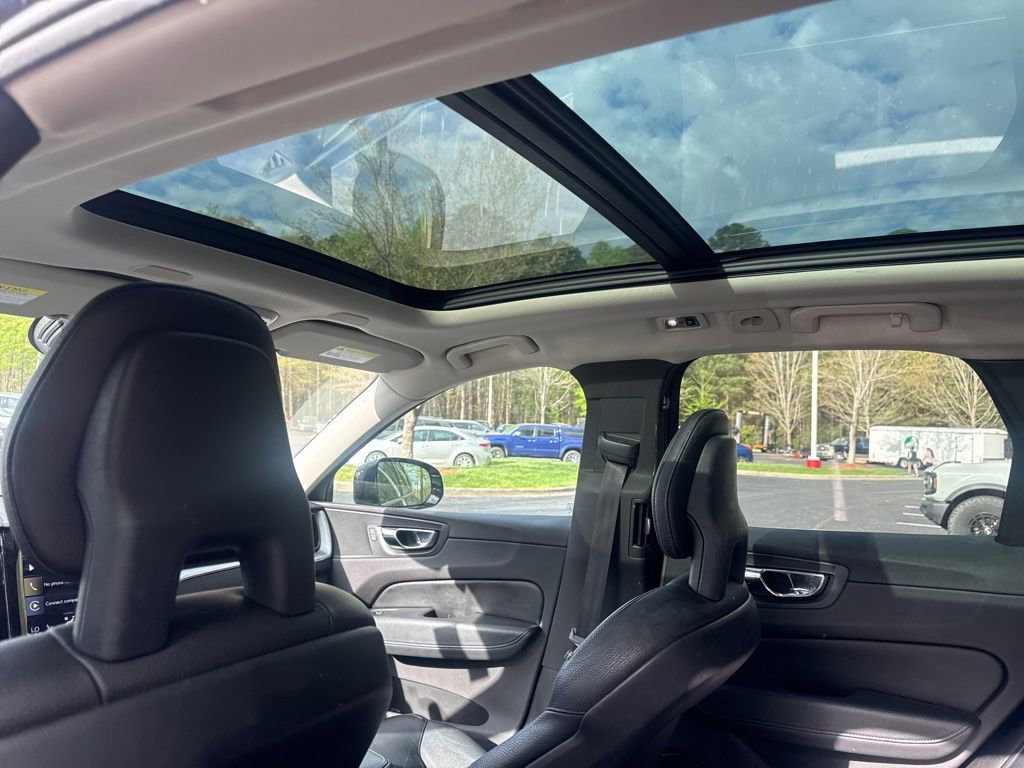 Used 2018 Volvo XC60 T5 Momentum w/ Vision Package image 11