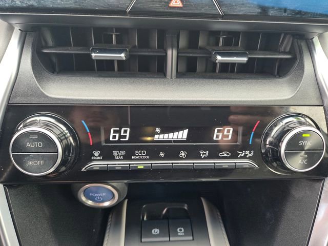 Used 2022 Toyota Venza LE image 17