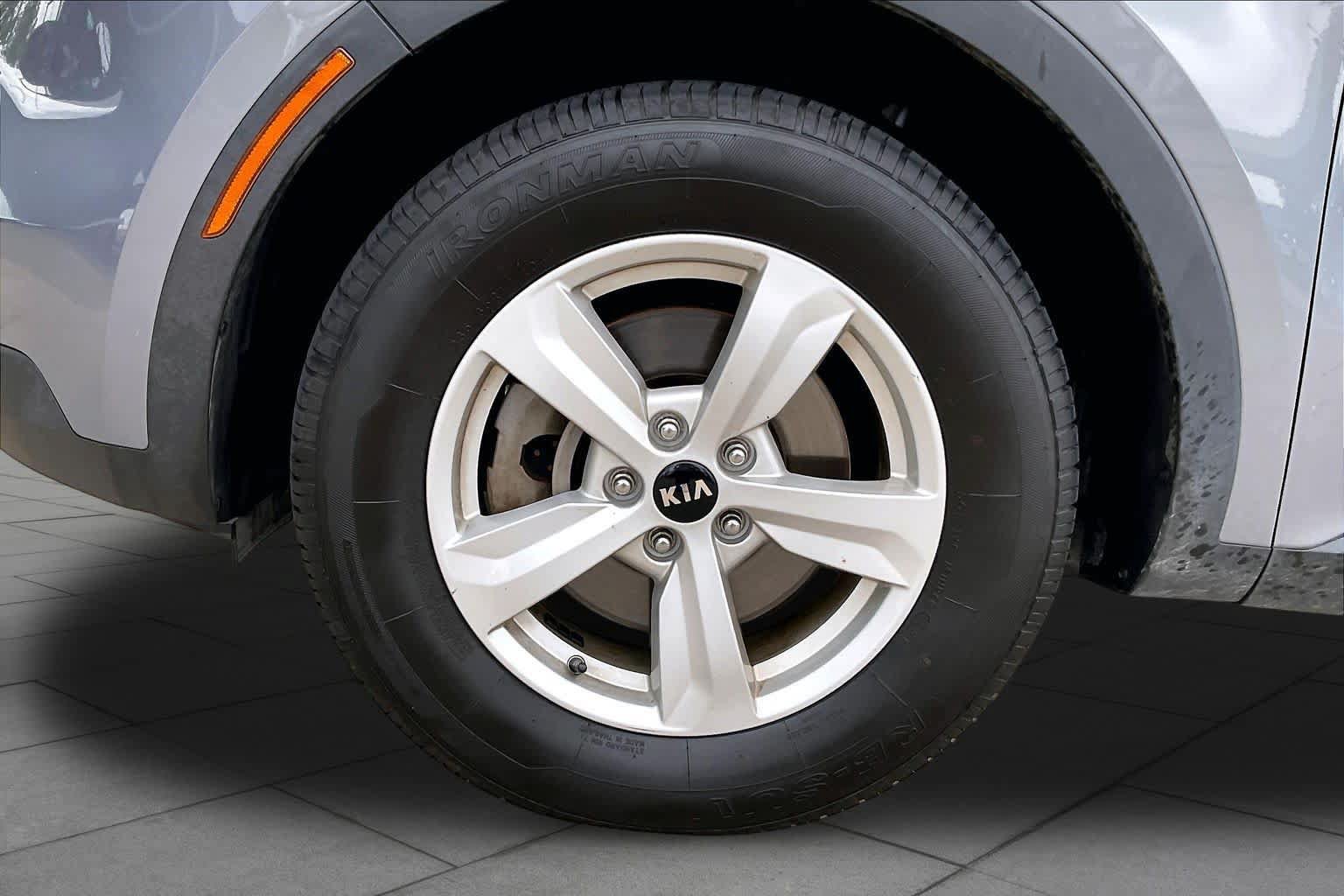 Used 2021 Kia Sorento LX FWD image 11