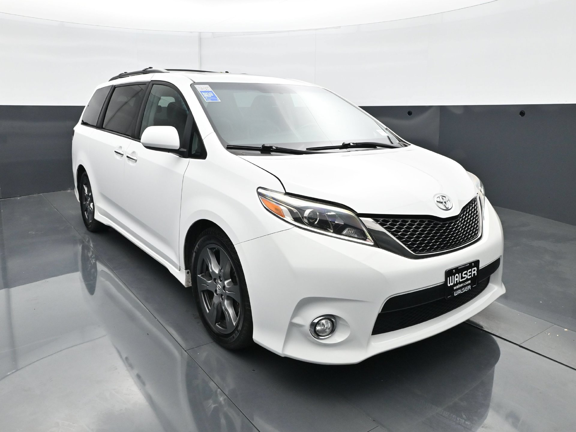 Used 2017 Toyota Sienna SE w/ SE Preferred Package FWD image 11
