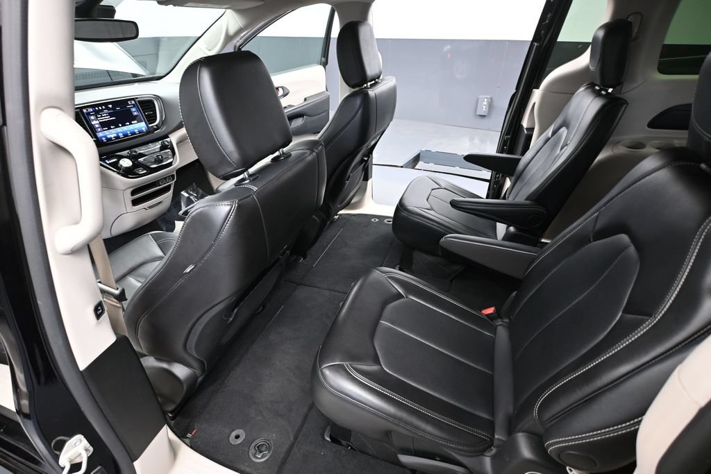Used 2024 Chrysler Pacifica Touring-L FWD image 27