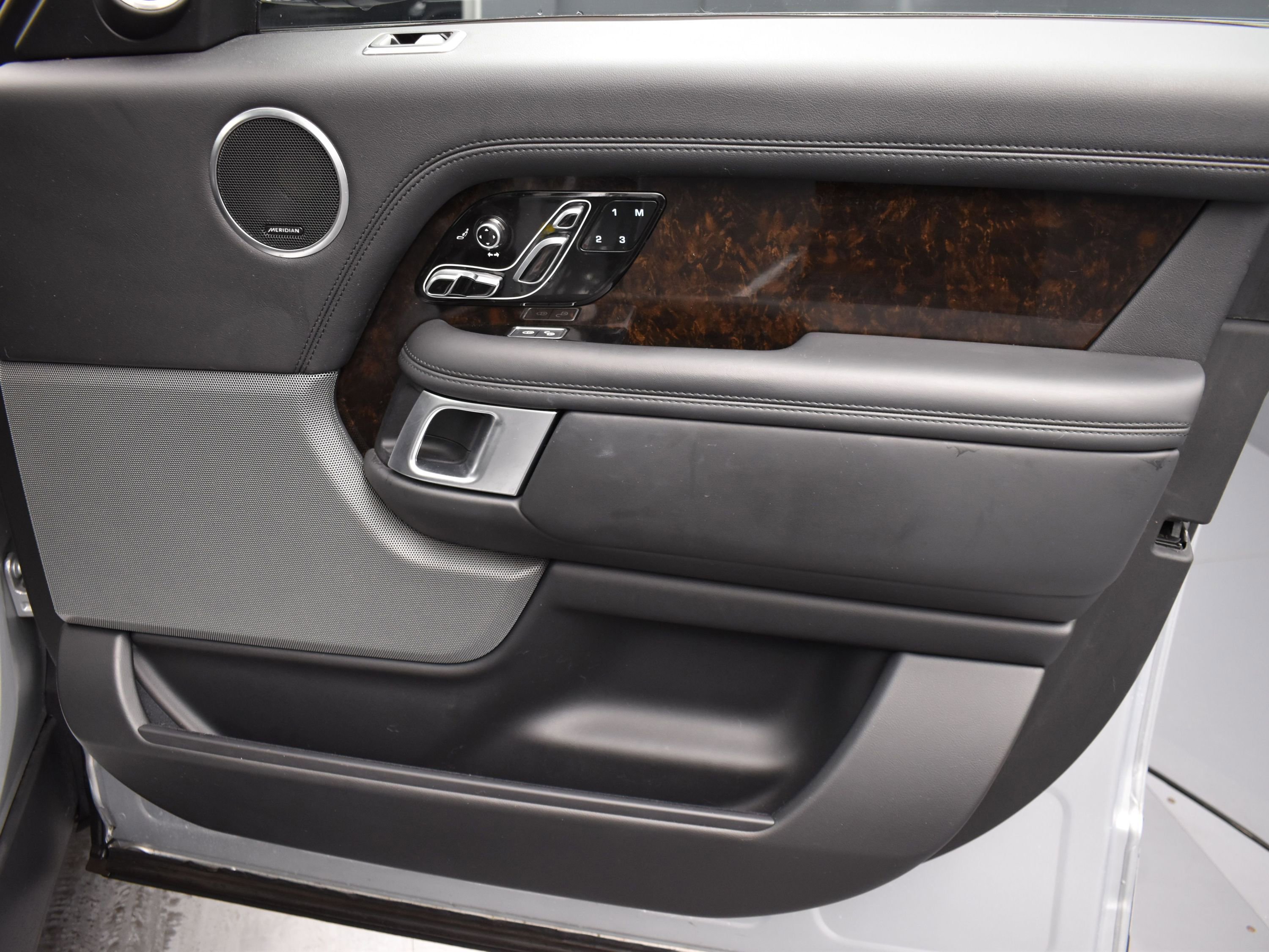 Used 2020 Land Rover Range Rover HSE image 19