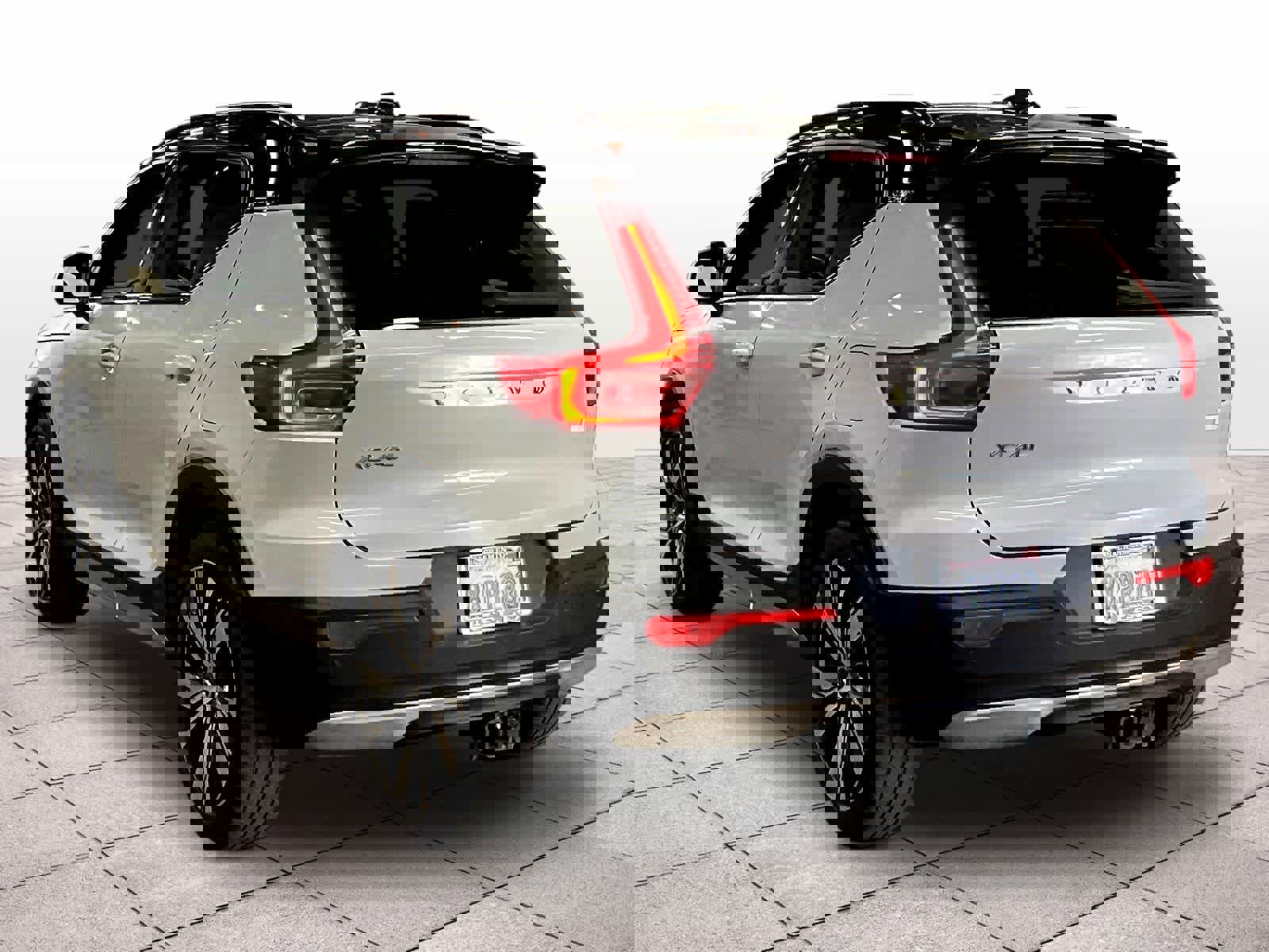 Used 2021 Volvo XC40 P8 Recharge image 13