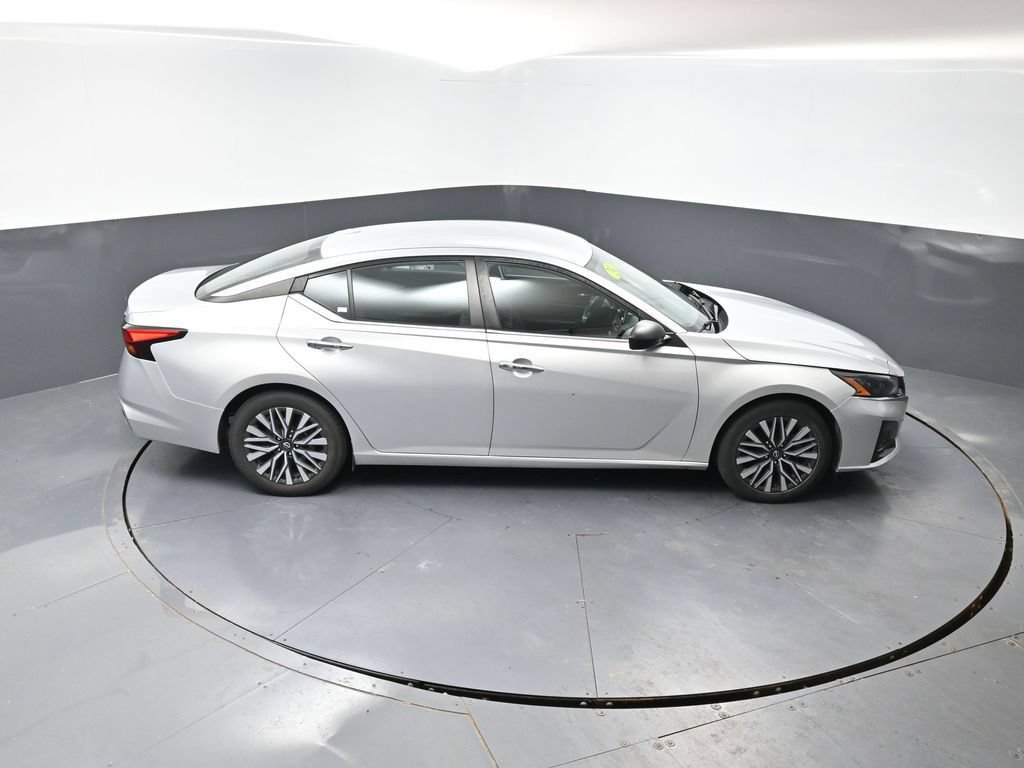 Used 2024 Nissan Altima 2.5 SV FWD image 40