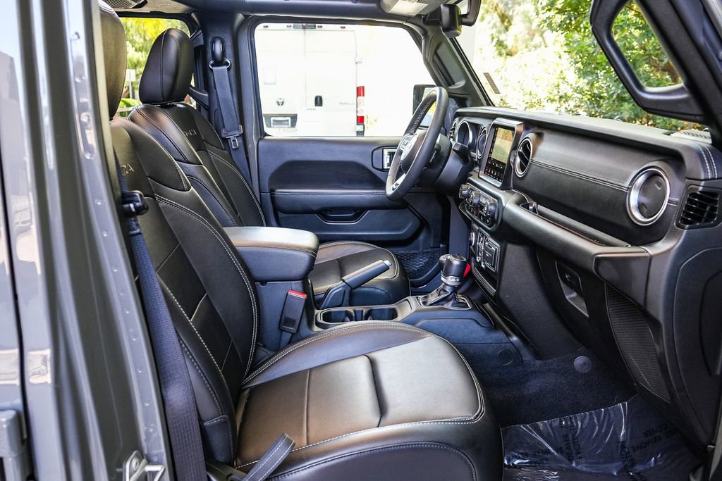 Used 2023 Jeep Wrangler Unlimited Sahara AWD/4WD image 17