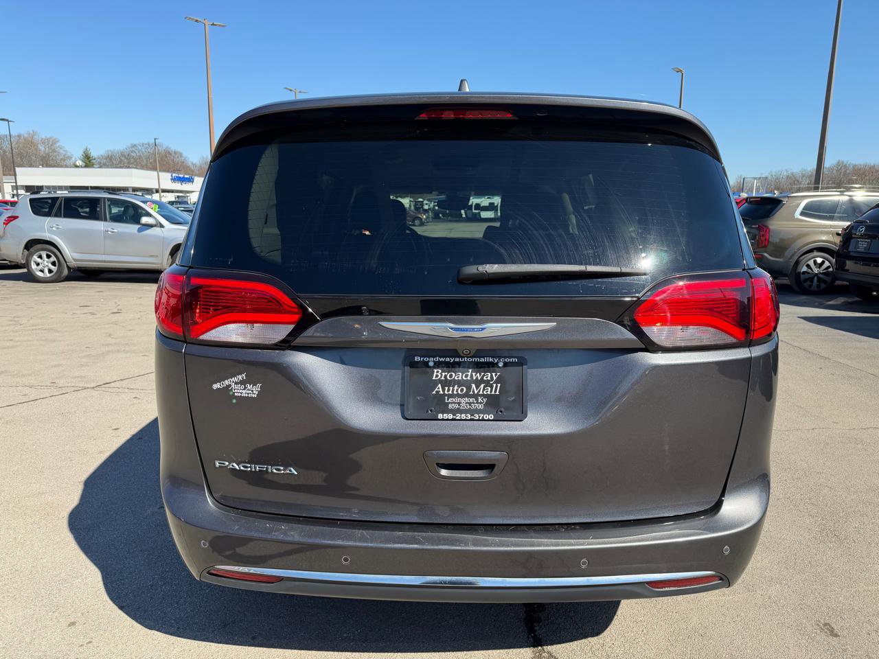 Used 2018 Chrysler Pacifica Touring-L w/ Advanced Safetytec Group image 4