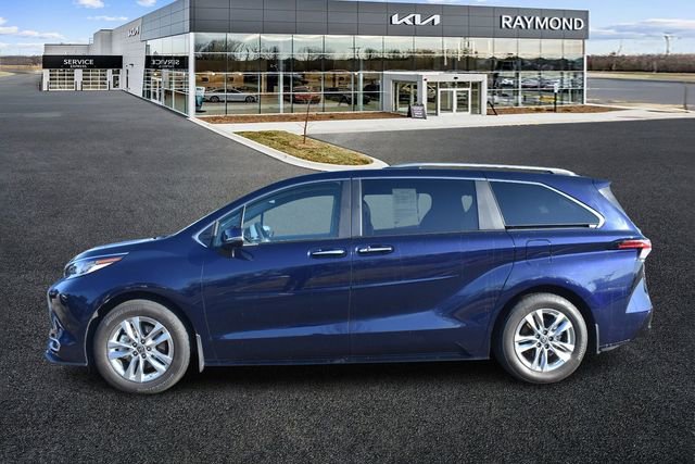 Used 2023 Toyota Sienna Limited image 6