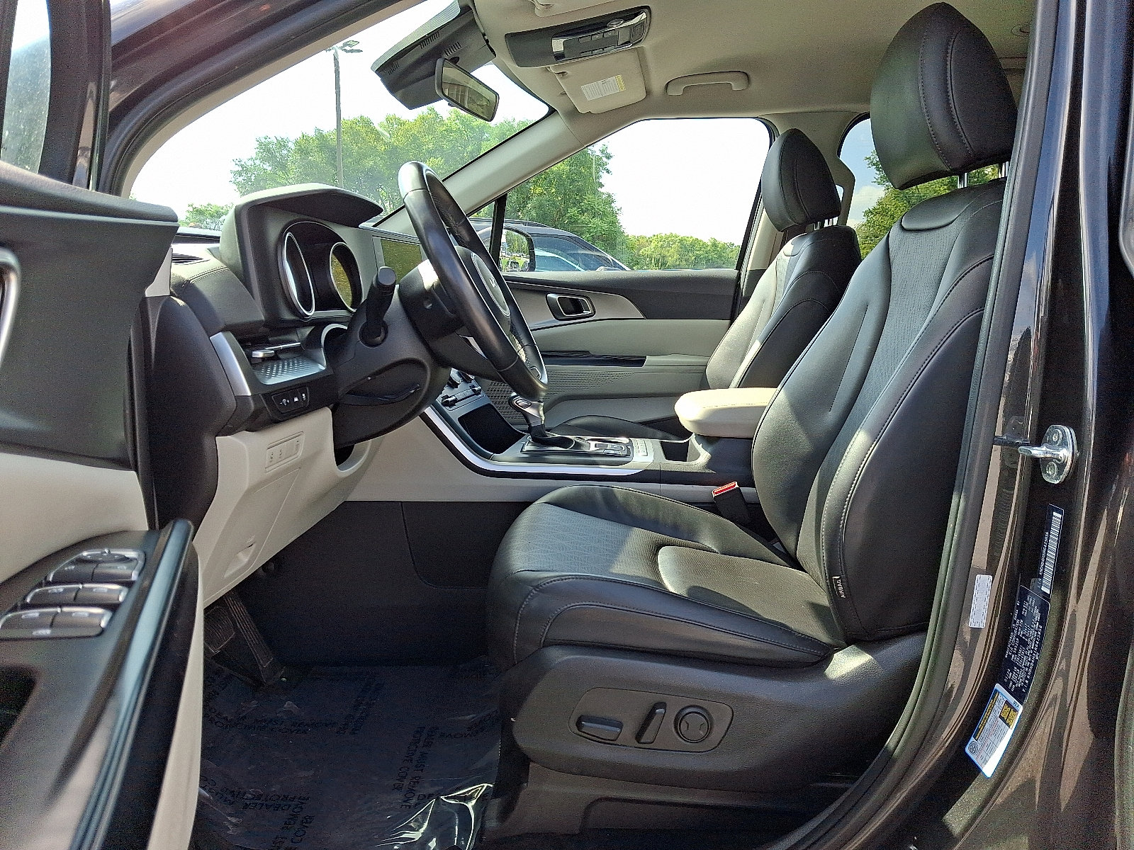 Certified 2024 Kia Carnival LX FWD image 14