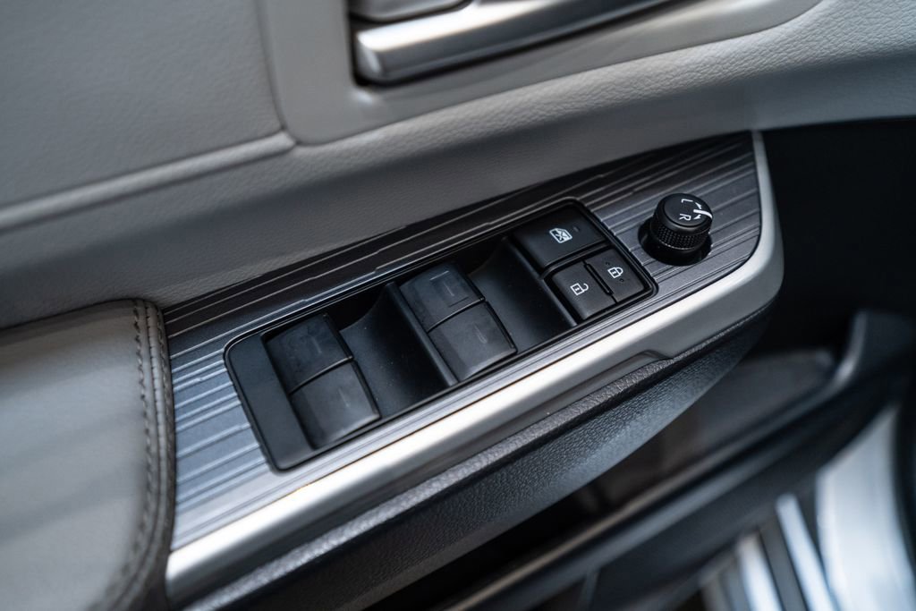 Used 2025 Toyota Sienna XLE AWD/4WD image 21