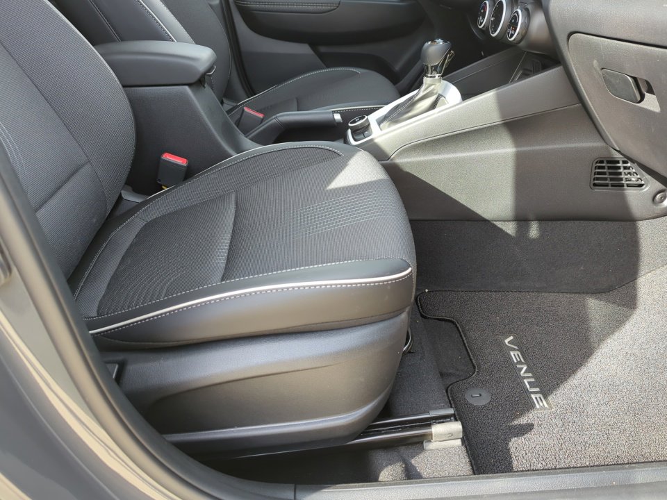 Certified 2025 Hyundai Venue Limited image 38